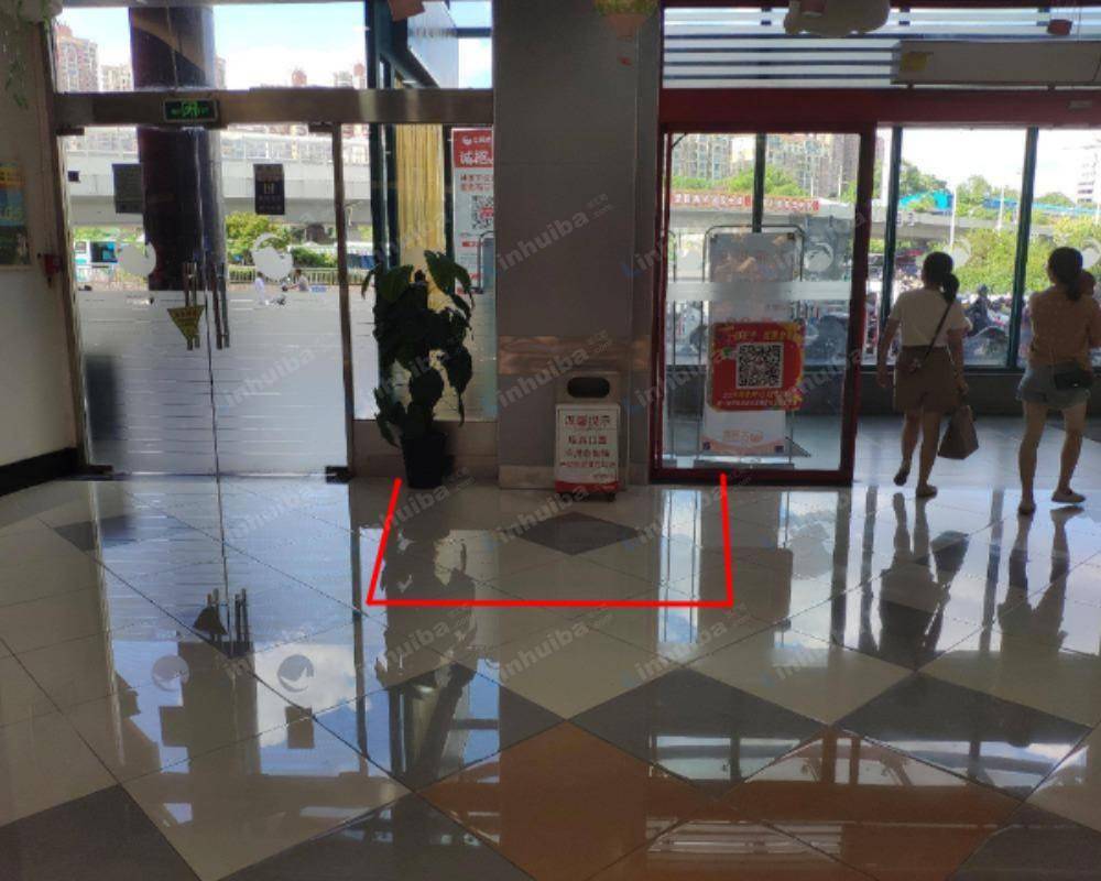 长沙大润发天心店 - 正门入口旁