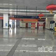 大厅通往公交站台通道立柱