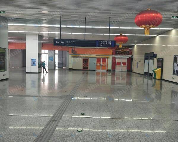 宋家庄交通枢纽 - 大厅通往公交站台通道立柱