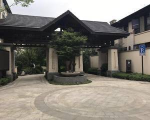 小区内凉亭处，旁边是儿童滑滑梯