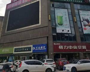 武汉哈乐城 - 艳阳天酒店门口广场