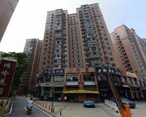 鸿岭花园大门保安室对面