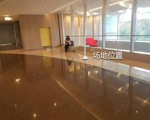 二楼观望窗前方空地中间