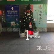 超市入口扶梯旁