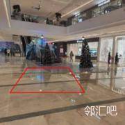 一层周生生店铺门口