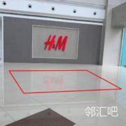 一层	 H&M店铺旁