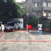 东广场游客服务中心左侧