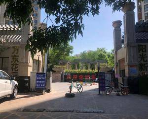 东北门出入口平台上