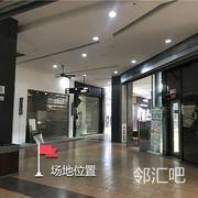直立电梯出口旁
