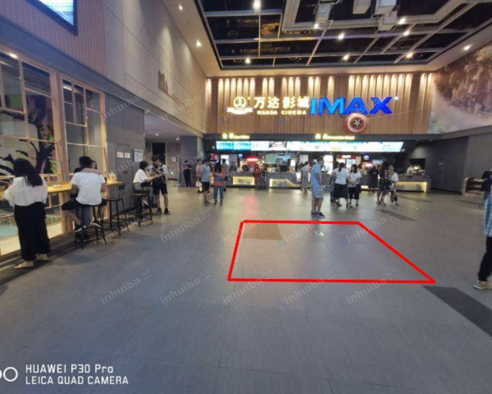 济南万达影城高新店 - 大堂正中间位置