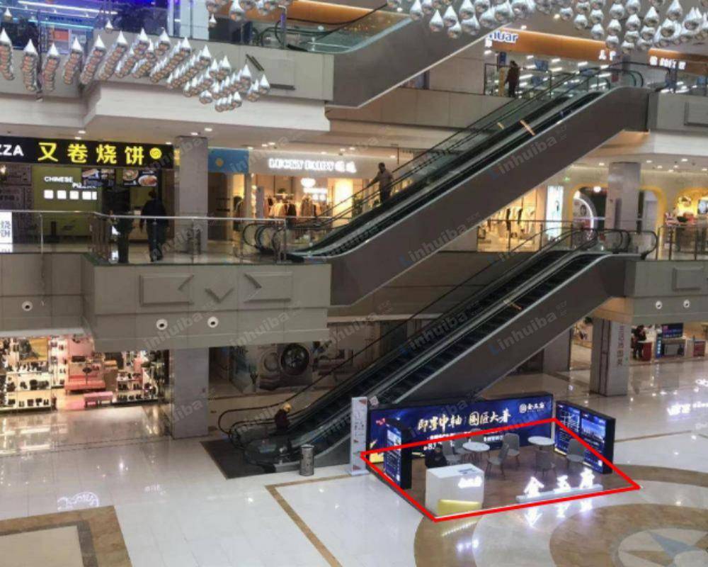 青岛宝龙广场即墨店 - 一层天井上扶梯旁