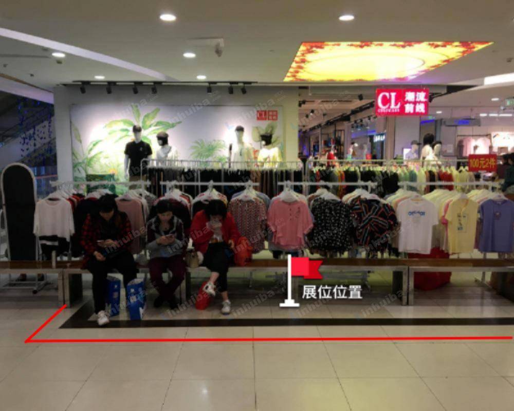 东莞嘉荣购物广场华南摩尔店 - 二层扶梯口
