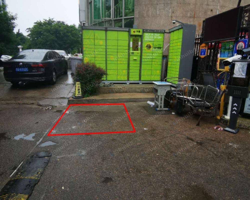 青岛东方花园 - 门口丰巢快递柜旁