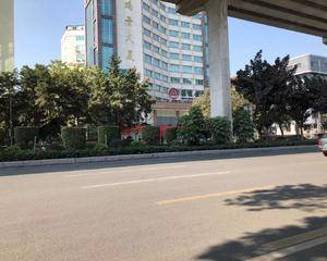广州鹏景大厦 - 大堂电梯前方柱身旁