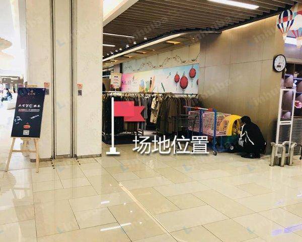 西安曲江金鹰购物中心 - 超市门口扶梯下方