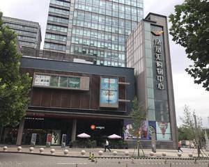 二层周大福店铺前扶梯处