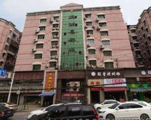 滨湖名都城侧门靠近花坛处