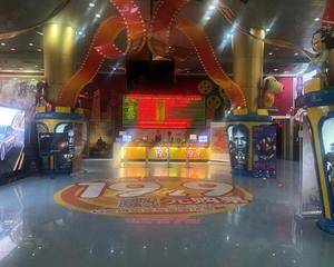 售票处对面窗户前