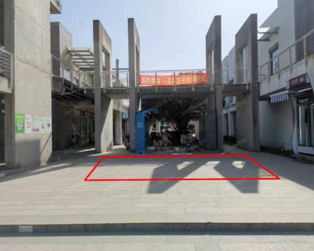 上海城市花园新区 - 邻里中心入口台阶处