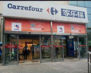 商场一层入口处