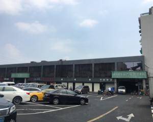 大门进入左手边（瓷砖墙前空地），外面空地