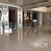 靠近咖啡厅旁边