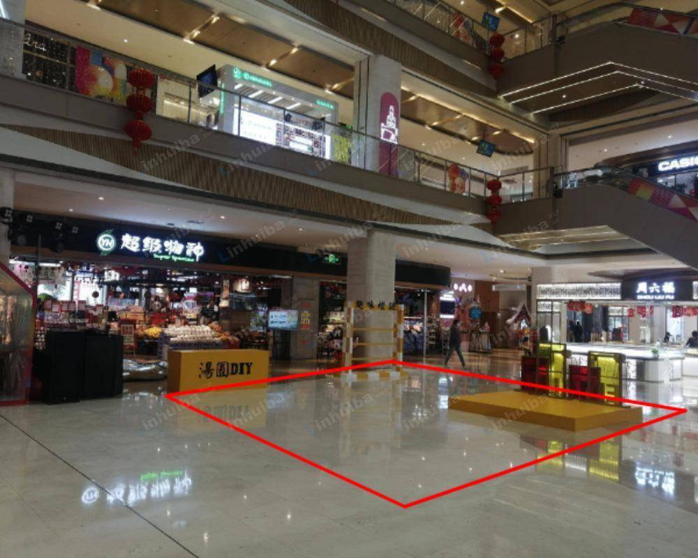 厦门世茂EMALL商场 - 一楼中庭靠近周六福