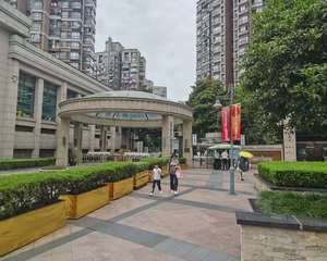 南门罗森便利店外