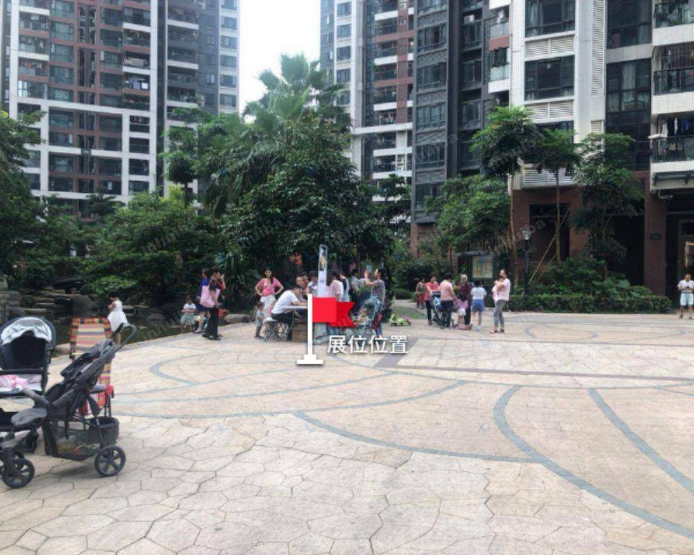 深圳中熙·香缤山花园 - 一楼广场水池旁
