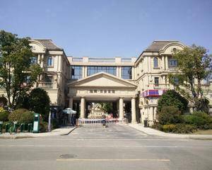 大门口左侧和别墅内游乐场