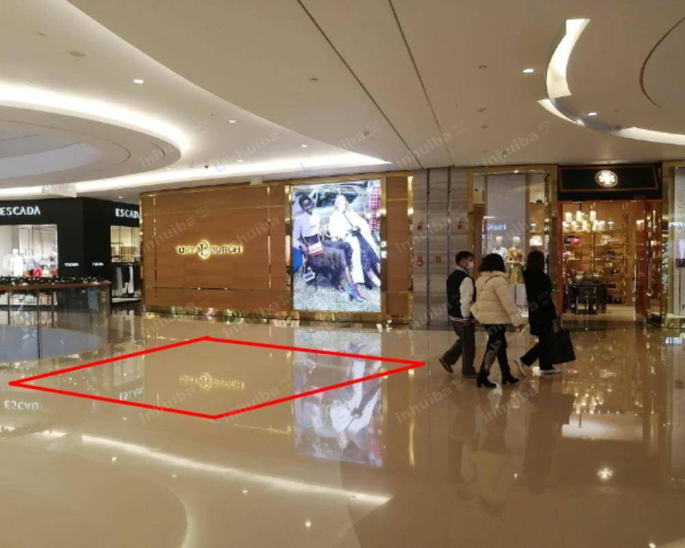 厦门磐基名品中心 - 一楼MCM店门前