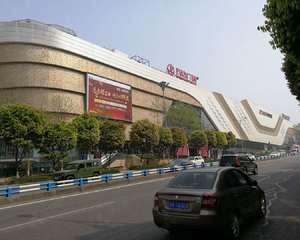 L1克徕帝专柜旁