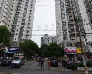 大门进口花园喷泉旁边