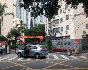 侧门进去拐角处