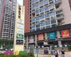 等侯影厅入口右侧