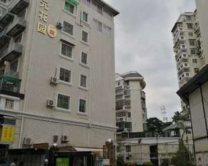 休闲广场石凳旁