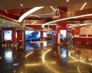 影院大厅入口处，大厅左右两侧