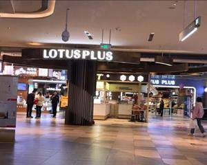 超市入口柱子旁