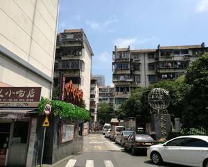 南区东门内宣传栏前