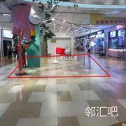 中庭扶梯口旁