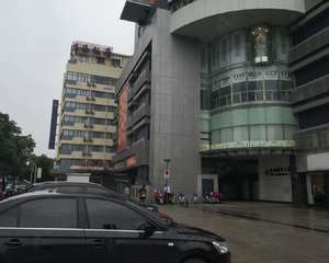 一层大厅水牌前