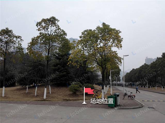 武汉华夏理工学院 - 综合楼右侧三岔路口