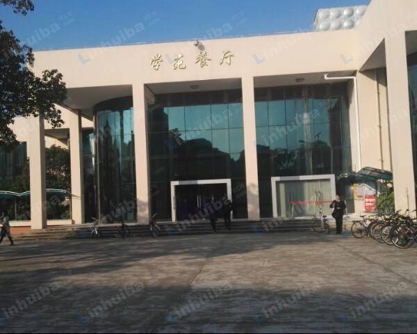 上海海关学院 - 女生宿舍楼出口处