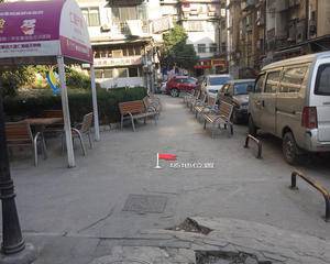 靠近门口保安亭