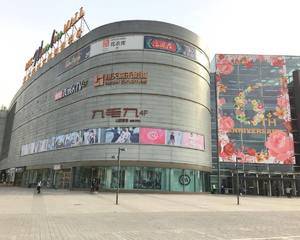 下一层扶梯口对面