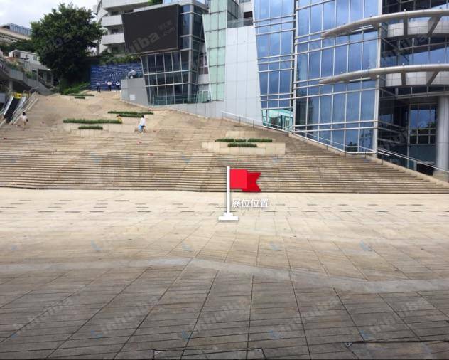 新领荟广场 - 营运中心大台阶前方