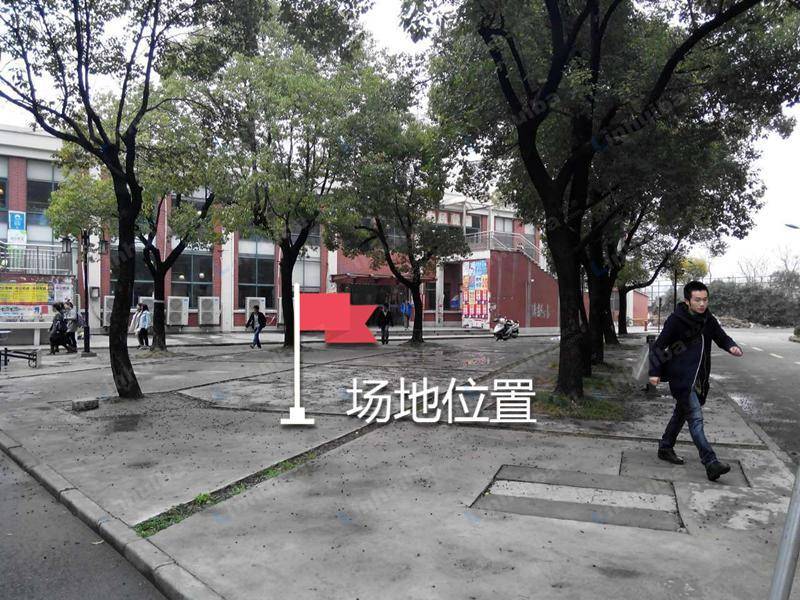 上海理工大学基础学院 - 食堂门口