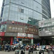 大厅左侧和入口处