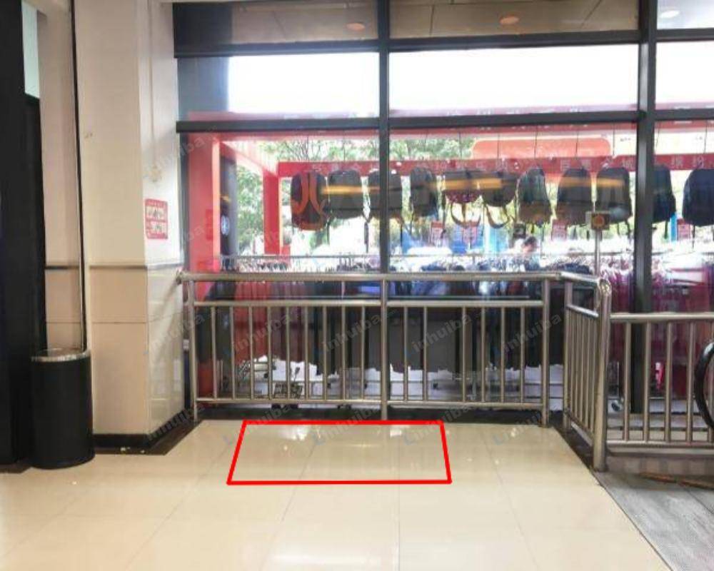 北京望京万象汇 - 一层超市扶梯口