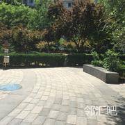 靠近花池旁边
